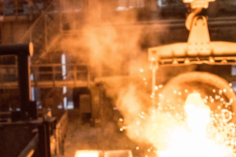 Auch in der Metallindustrie werden feuerfestkeramische Produkte, die höchsten Temperaturen standhalten müssen, eingesetzt.