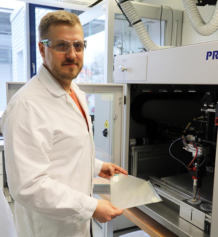 Clemens Kubeil bereitet im Elektrolyse-Labor des Fraunhofer IFAM eine Membran für die Beschichtung vor
