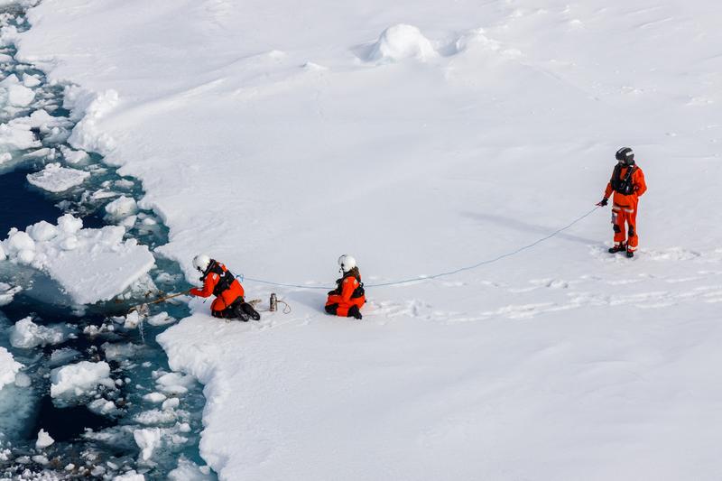 Forschende um die Biologin Melanie Bergmann vom Alfred-Wegener-Institut untersuchen auf einer Polarstern Expedition in der Arktis, wie viel Mikroplastik in Aggregaten der Eisalge Melosira arctica und dem Meerewasser direkt neben Eisschollen ist. 