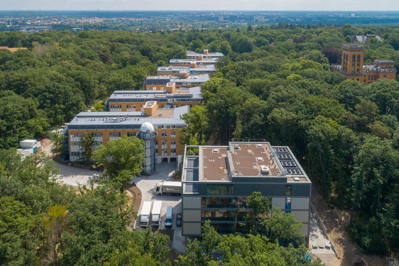 Das ausgezeichnete GeoBioLab (vorne rechts) im Ensemble weiterer GFZ-Bauten auf dem Potsdamer Telegrafenberg.