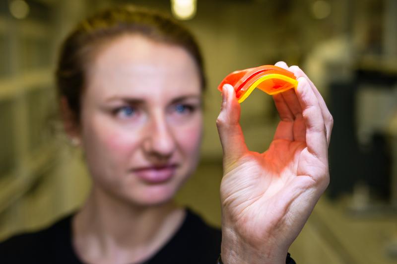 Doktorandin Svenja Pohl mit einem farbigen Solarkonzentrator.