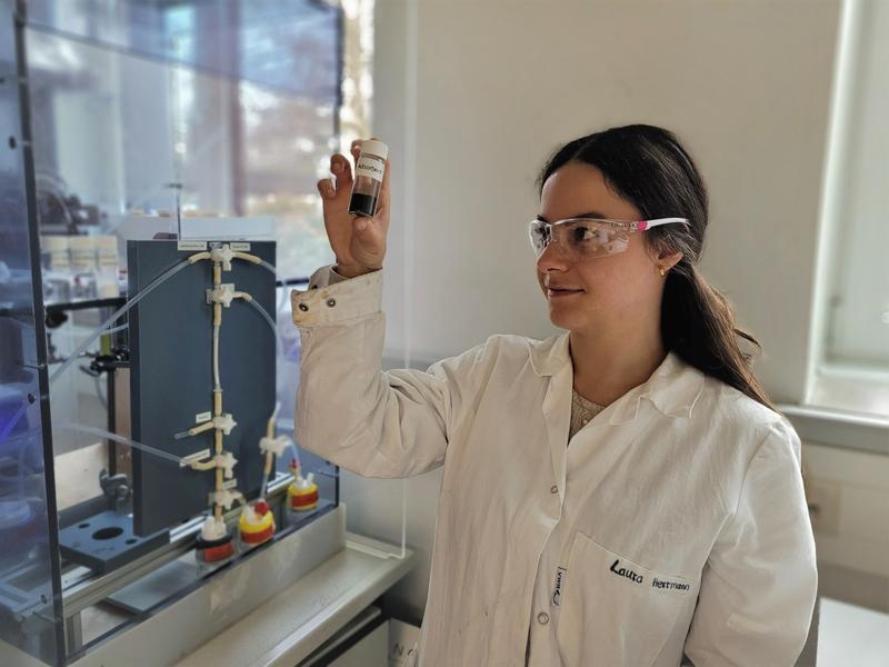 Blick ins Labor: Ein Adsorbens, basierend auf einem Lithium-Mangan-Oxid mit einer speziellen Kristallstruktur, dient als Lithium-Ionen-Sieb. (Foto: Dr. Monika Bäuerle, IAM-ESS/KIT)