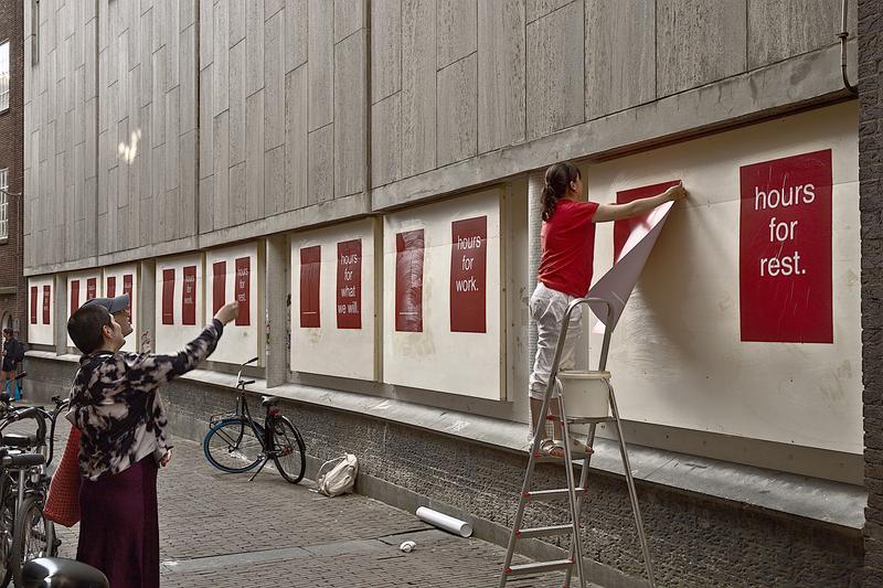 Alina Lupu nimmt am 11.5.2023 an den After Work Conversations der HfK Bremen teil, auf dem Foto installiert sie ihre Arbeit „Work, Rest, What We Will“ im Ausstellungsraum Eight Cubic Meters der Gerrit Rietveld Academie in Amsterdam.