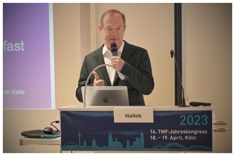 Prof. Dr. med. Michael Hallek, Uniklinik Köln und Vorsitzender des Sachverständigenrates im Gesundheitswesen, erläuterte in seiner Keynote das Konzept der Wissen-generierenden Versorgung in der Krebsmedizin