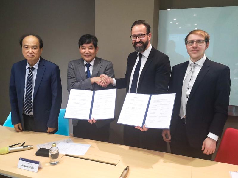 Unterzeichnung des MoU (Personen v.l.n.r. Prof. Edward Yi Chang - Dekan NYCU, Prof. Chen-Yi Lee – leitender Vizepräsdident NYCU, Sebastian Gemkow – Wissenschaftsminister Sachsen, Dr. Thomas Kämpfe – Fraunhofer IPMS)