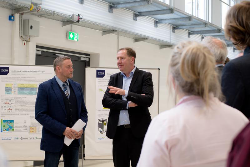 Heiko Miraß, Parliamentary State Secretary for Western Pomerania and Eastern Mecklenburg (2nd from left) talking to Prof. Dr Klaus-Dieter Weltmann (1st from left), Chairman of the INP during the information visit to Greifswald on 19 April 2023.