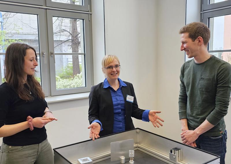 Prof. Dr. Maria Dienerowitz (Mitte) mit ihren Studierenden Marie Caroline Bellstedt und Lukas Schell 