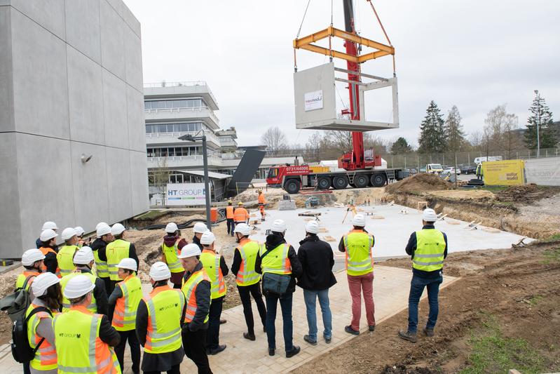 Das erste Modul für das neue Hochsicherheits-Labor wird auf dem Campus der Uni Ulm aufgestellt