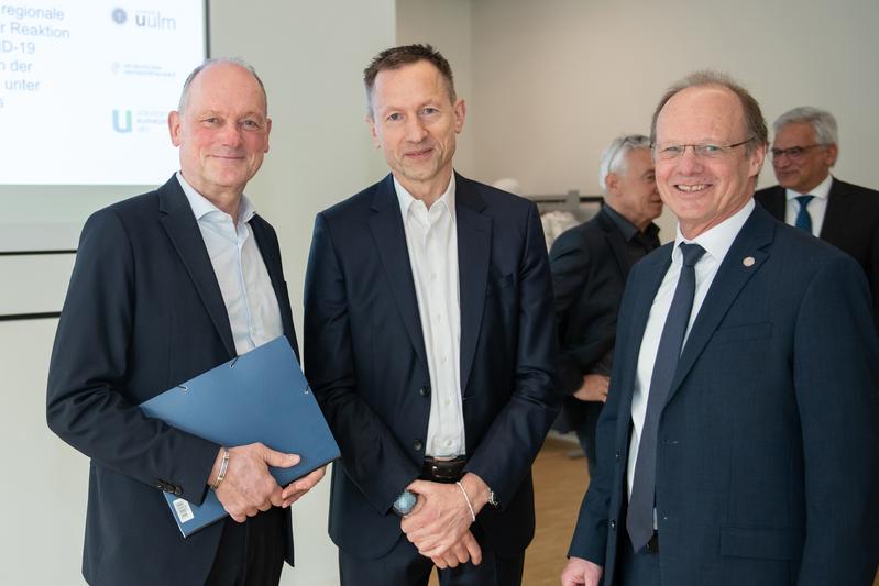 Ministerialdirektor Dr. Hans Reiter, Prof. Udo X. Kaisers, Leitender Ärztlicher Direktor des Universitätsklinikums Ulm, und Universitäts-Präsident Prof. Michael Weber bei der Präsentation des Labors