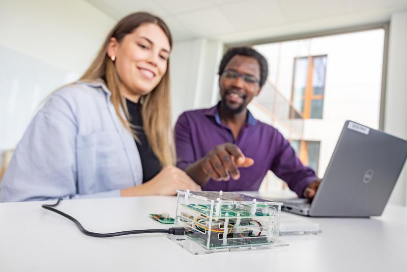 Interessierte ohne Vorkenntnisse erforschen und diskutieren im Workshop Anwendungen mit künstlicher Intelligenz. 