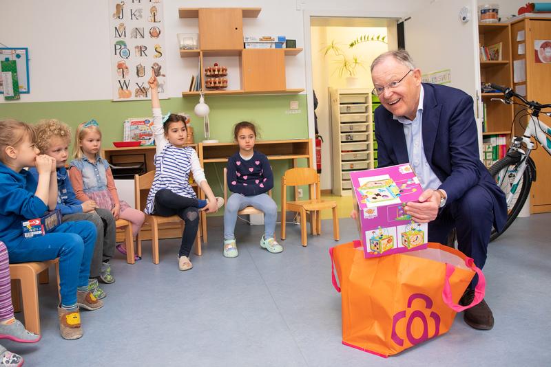 Der Niedersächsische Ministerpräsident Stephan Weil zusammen mit einigen Kindern der MHH-Kita Campuskinder. 