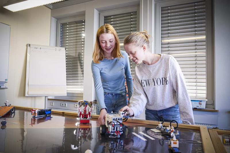 Schulpraktikantinnen programmieren Lego-Mindstorms-Rover für eine Mars-Mission. 