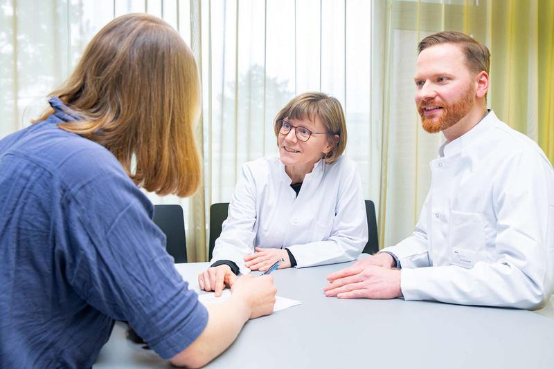 Professorin Trebst und Dr. Hümmert im Gespräch mit einer Patientin. 