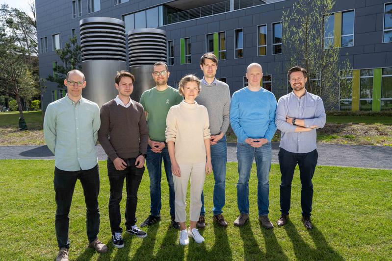 Dr. Katerina Deike-Hofmann (4. v. l.), Prof. Alexander Radbruch (3. v. r.) und Prof. Alexander Effland (2. v. r.) mit dem Team der relios.vision GmbH, die sich mit der Reduzierung des Einsatzes von Kontrastmitteln auseinandersetzt.