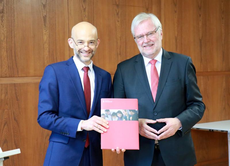 Dr. Harald Olschok (rechts im Bild) ist vom Präsidenten der HWR Berlin, Prof. Dr. Andreas Zaby, zum Honorarprofessor am Fachbereich Polizei und Sicherheitsmanagement bestellt worden. 