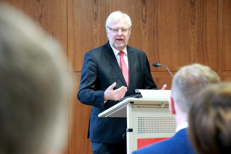 Honorarprofessor Dr. Harald Olschok war Wegbereiter der Studiengänge im Bereich Sicherheitsmanagement an der HWR Berlin und bringt Jahrzehnte an Berufserfahrung und Ergebnisse aus seiner Forschungstätigkeit ein.