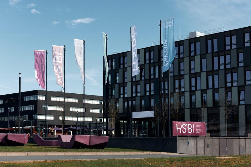 Seit dem 19. April 2023 firmiert die größte Hochschule für Angewandte Wissenschaften in OWL unter dem neuen Namen Hochschule Bielefeld – University of Applied Sciences and Arts (HSBI).