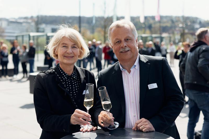 HSBI-Präsidentin Prof. Dr. Ingeborg Schramm-Wölk und Bürgermeister Andreas Rüther freuen sich über die Umbenennung