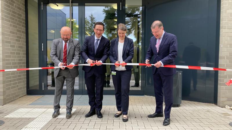 v.l.: Prof. Dr.-Ing. Bohumil Kasal, Minister Falko Mohrs, Prof. Dr.-Ing. Andrea Siebert-Raths, Prof. Dr. Josef von Helden schneiden das symbolische Band zur Eröffnung des Neubaus durch