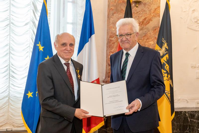 Ministerpräsident Winfried Kretschmann (r.) und Prof. Dr. med. Hugo Katus (l.) bei der Verleihung des Verdienstordens des Landes Baden-Württemberg. 