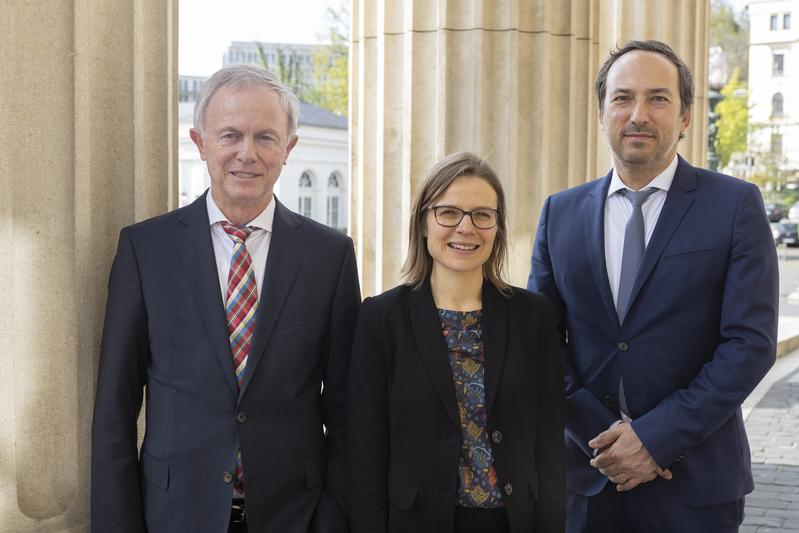 Die Paul-Martini-Preisträgerin Prof. Dr. Andrea Ablasser, École polytechnique fédérale de Lausanne (EPFL), mit dem Jury-Vorsitzenden Prof. Dr. Stefan Endres, LMU München (links), und Dr. Daniel Kalanovic, dem Sprecher des Vorstands der Stiftung