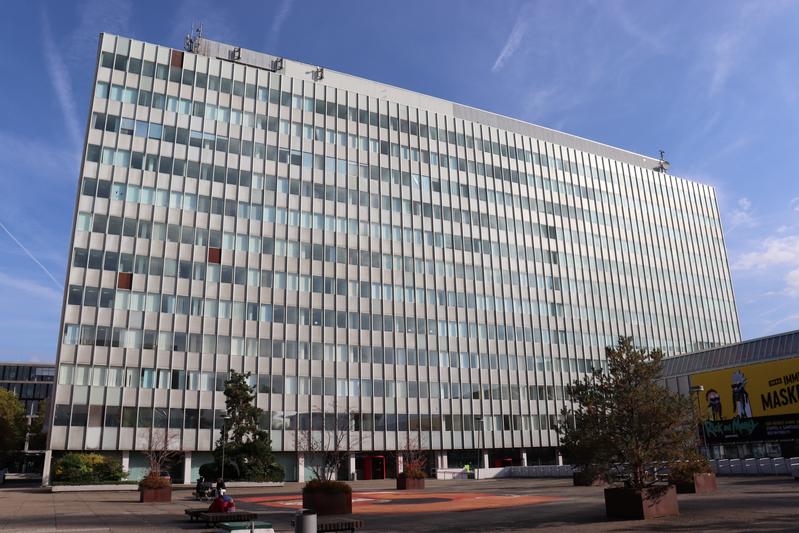 Das Juridicum mit der unverkennbaren gläsernen Außenfassade an der Senckenberg-Anlage in Frankfurt-Bockenheim.
