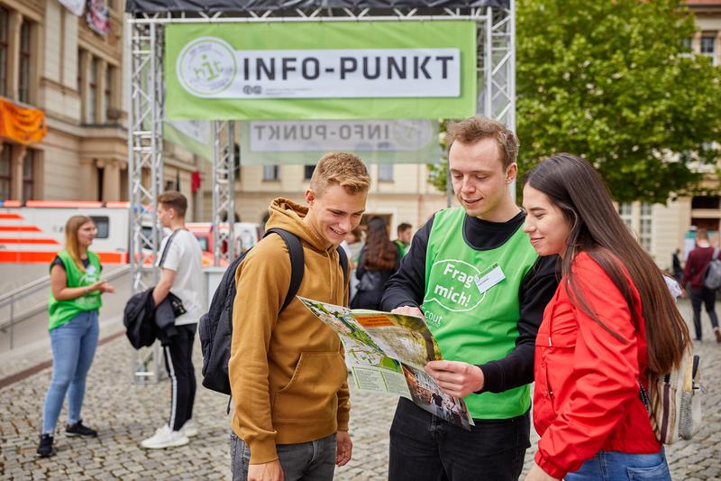 Zum HIT auf dem Uniplatz erhalten Interessierte einen Einblick ins Studium.