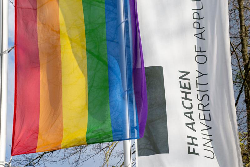 Die Regenbogenflagge vor dem Hauptgebäude der FH Aachen.
