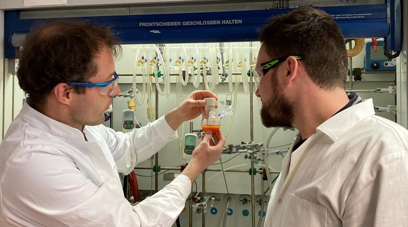 Professor Manolikakes (li.) und sein Mitarbeiter Jan Philipp Nau bei einer chemischen Fixierung von Schwefeldioxid. 