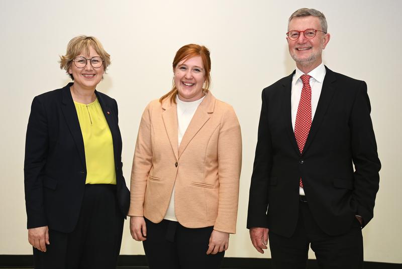 Der künftigen Kanzlerin Svenja Stepper (M.) gratulierten Prof. Dr. Tamara Appel (l.), stellv. Rektorin der FH Dortmund, und Guido Baranowski, Vorsitzender des Hochschulrats.