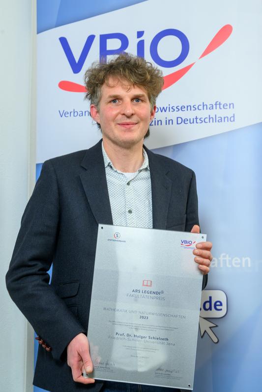 Der Ars legendi-Fakultätenpreis Biologie 2023 geht an Prof. Dr. Holger Schielzeth von der Friedrich-Schiller-Universität Jena. 