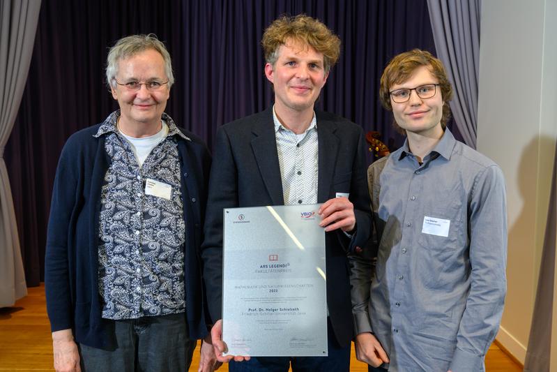 Freuen sich über den Ars legendi-Fakultätenpreis Biologie 2023: Preisträger Holger Schielzeth (in der Mitte), der studentische Juror Luca Stephan (rechts) und Jurorin Prof. Dr. Felicitas Pfeifer (links). 