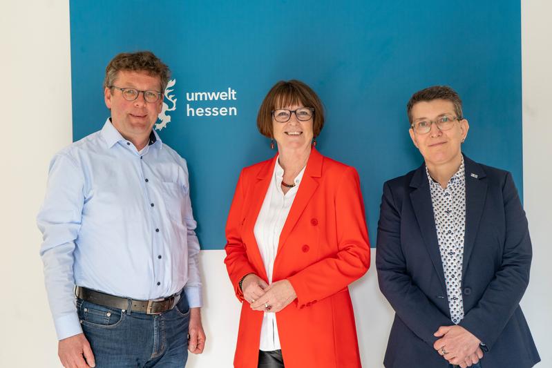 Hessens Umweltministerin Priska Hinz (Mitte) mit Prof. Dr.-Ing. Sven Linow und Prof. Dr.-Ing. Iris Steinberg