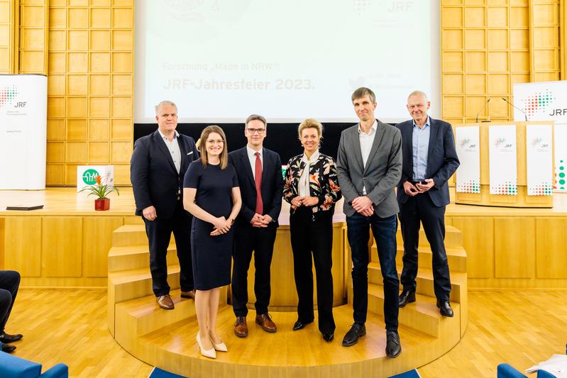 Bei der Jahresfeier der JRF 2023 V.l.n.r.: Prof. Wolfgang Boos (FIR), Ramona Fels (JRF), Prof. Dieter Bathen (JRF), Ministerin Ina Brandes, Prof. Stefan Siedentop (ILS) und Prof. Manfred Fischedick (WI) 