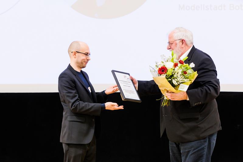 Der Preisträger des Jahres 2023, Valentin Espert, gemeinsam mit dem Kuratoriumsvorsitzenden der JRF, Karl Schultheis. 