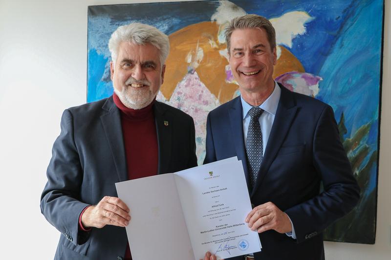Wissenschaftsminister Prof. Dr. Armin Willingmann hat heute Alfred Funk (v.l.) die Ernennungsurkunde überreicht.