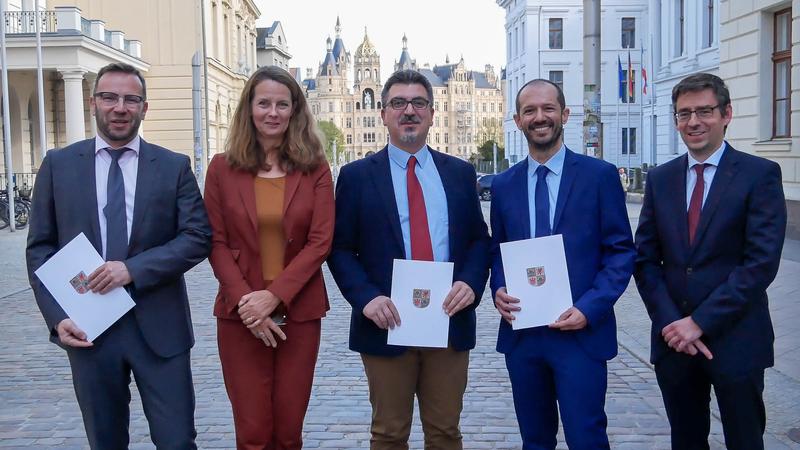 Prof. Dr. rer. pol.  Frank Maaser, Ministerin Bettina Martin, Prof. Dr. nat. techn. Panagiotis Spyridis, Prof. Dr. Sébastien Calvignac-Spencer, Prof. Dr. rer. nat. Jan Henrik Wosnitza (v.l.n.r.)