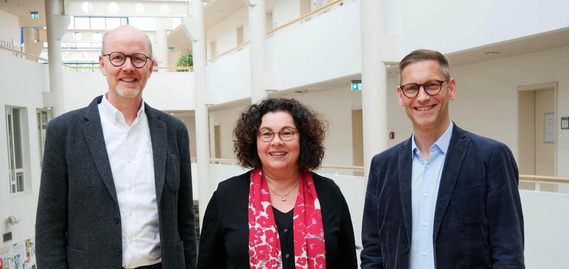 v.li.: Prof. Dr. Dirk Sauerland (Dekan der Fakultät für Wirtschaft und Gesellschaft), Prof. Dr. Sabine Bohnet-Joschko (Department für Management und Unternehmertum), Prof. Dr. Boris Otto (Institutsleiter am Fraunhofer ISST)