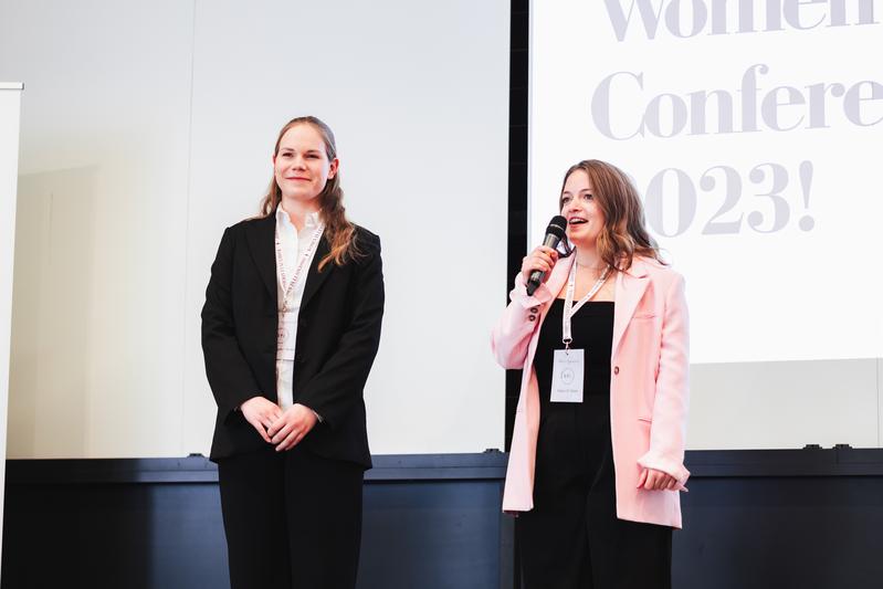 Die beiden Hauptorganisatorinnen der Konferenz, Anna-Sophie Stritter (links) und Salma El Atassi (rechts). 