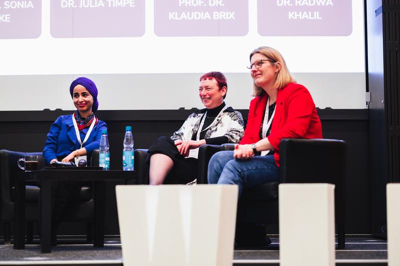 Podiumsdiskussion zum Thema "Frauen in der Wissenschaft" mit Dr. Radwa Khalil, Prof. Dr. Klaudia Brix und Dr. Julia Timpe (v. l. n. r.). 