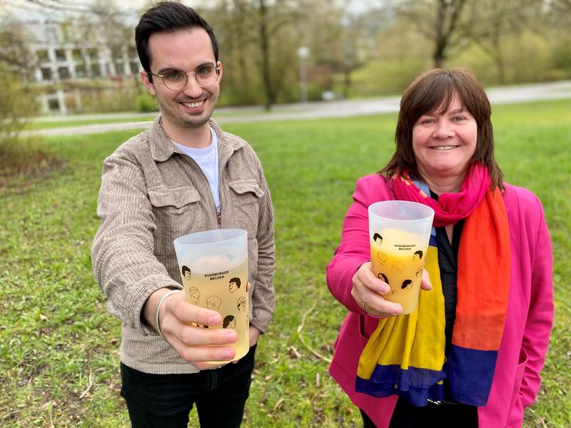 Felix Assies und Dr. Andreas Thorenz mit dem "Augsburger Becher". Ihre Vision: Dieser soll in Zukunft aus Bio-Plastik hergestellt werden.