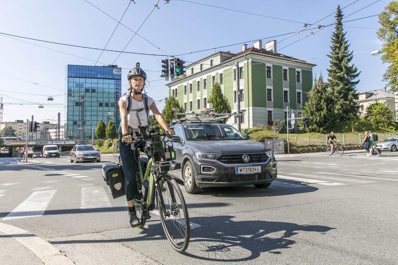 Forschungsfahrrad und Forschungsfahrzeug bei der Realerprobung von kooperativ erkannten Kollisionswarnungen 