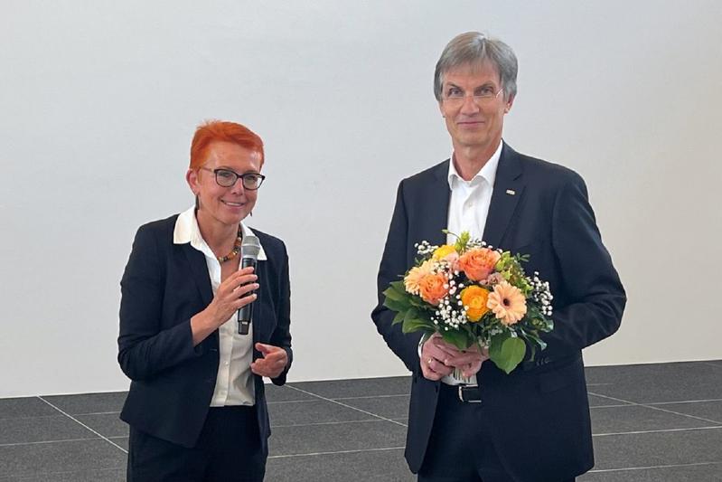 Die Vorsitzende des Hochschulrats, Dr. Anke Rigbers, gratuliert Rektor Oliver Lenzen und freut sich sehr auf die weitere Zusammenarbeit.