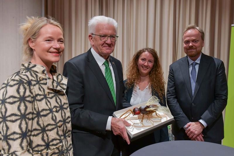 Umweltministerin Thekla Walker, Ministerpräsident Winfried Kretschmann, Marina Moser, Prof. Dr. Lars Krogmann mit einem Modell der Wespe Aphanogmus kretschmanni.