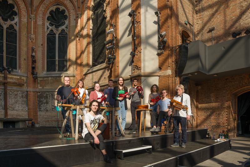 Krebspatientinnen und -patienten, Künstler und eine Ärztin proben in der St. Pauli Ruine für das Benefizkonzert Takte gegen Krebs.