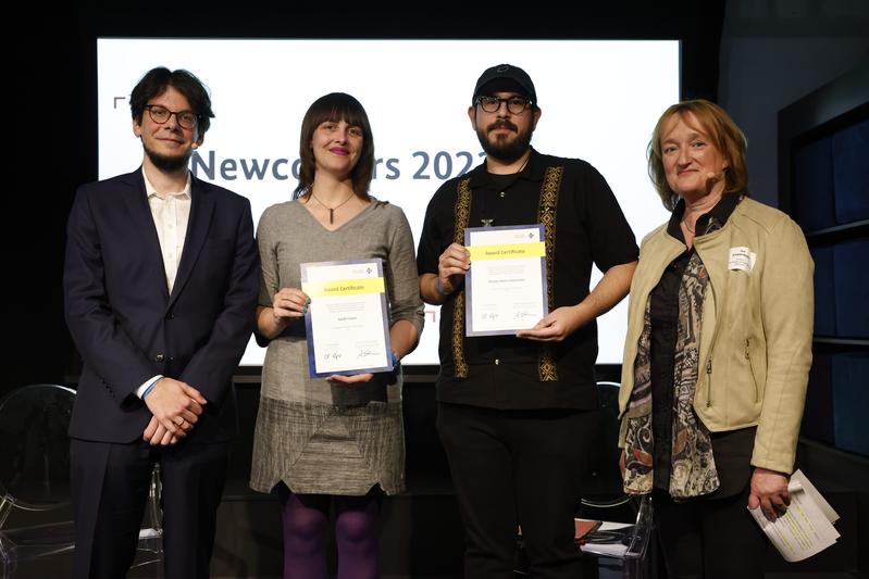 Ina Schieferdecker (BMBF) und Alexander Steen (GI) mit zwei der ausgezeichneten KI-Talente