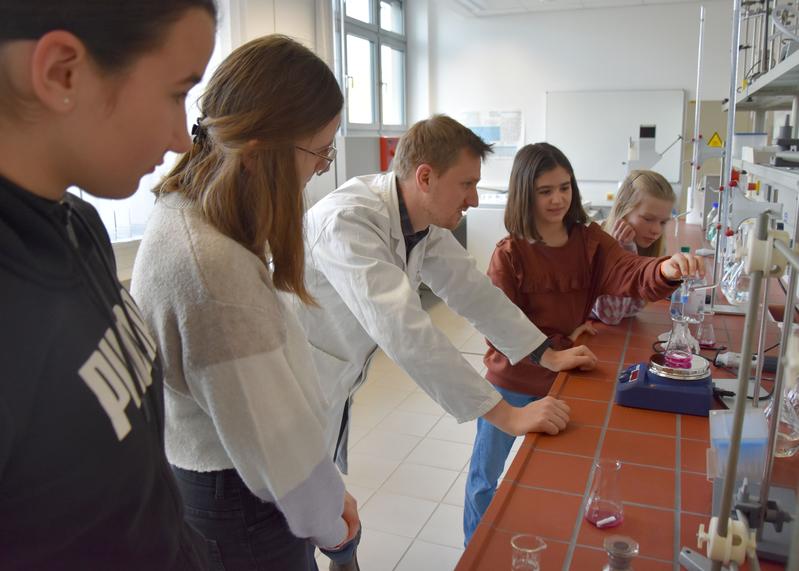 Wasserprobenanalyse im Umwelttechnik-Labor: Schülerinnen untersuchen mit Prof. Christoph Koch das heimische Leitungswasser