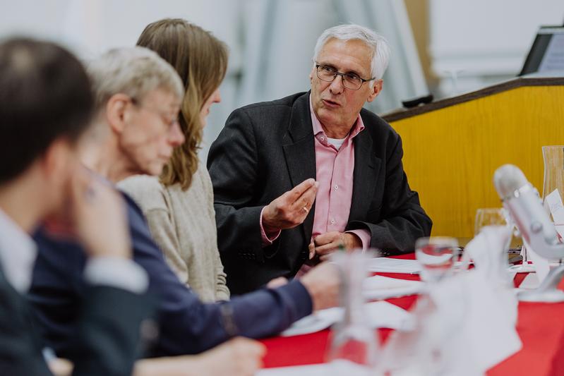 Staats- und Verwaltungsrechtler Prof. Dr. Clemens Arzt diskutierte zur Semestereröffnung im April 2023 an der HWR Berlin mit Klimaaktivistinnen und Wissenschaftlern über zivilen Ungehorsam in der Klimakrise.