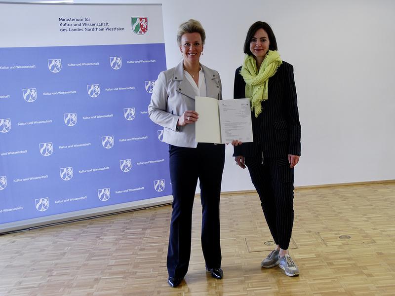 Ministerin Ina Brandes und Professorin Maike Rabe (v.l.)