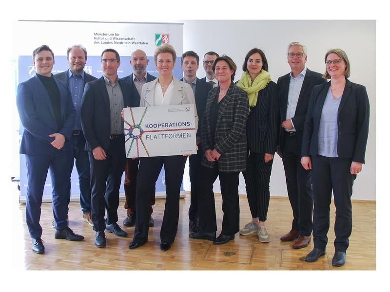 Netzwerkpartnerinnen und -partner und Ministerin Brandes